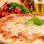 Pizza margherita, close-up, fuoco selettivo